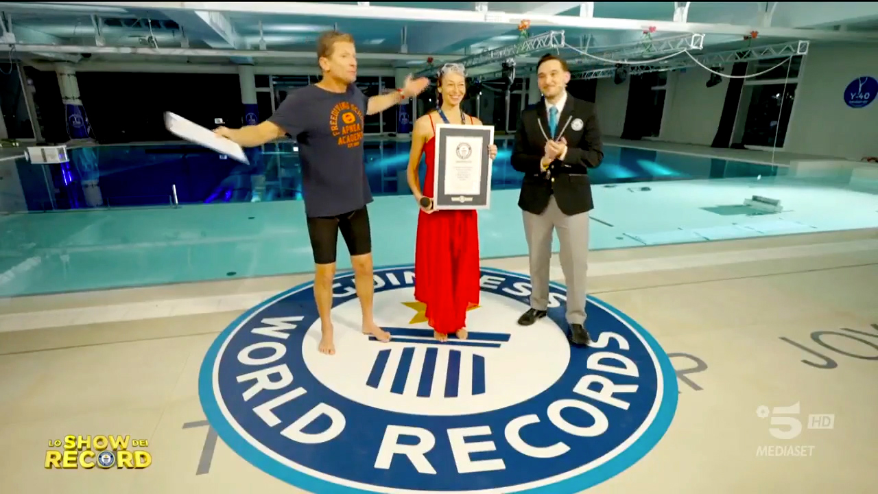 Y-40 2024.02.25 Canale 5 Lo Show dei Record Marina Kazankova danza 4 minuti a -10 metri (1)