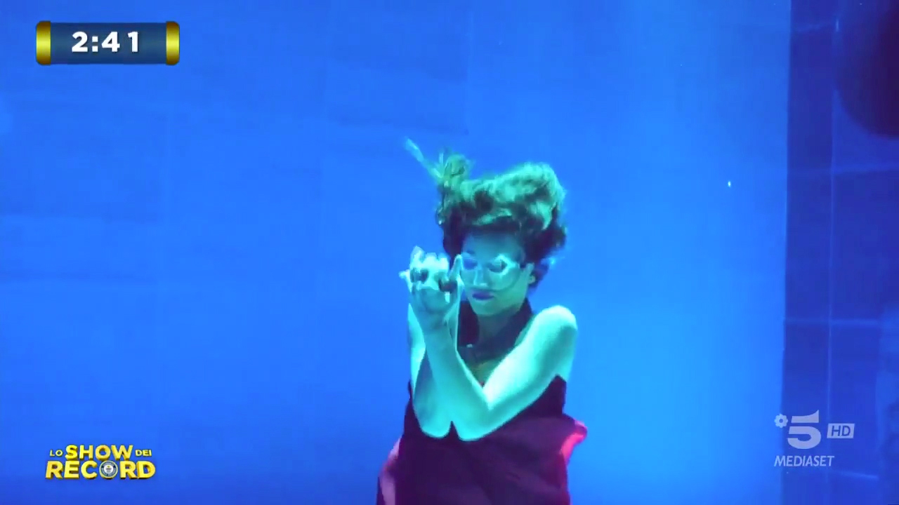 Y-40 2024.02.25 Canale 5 Lo Show dei Record Marina Kazankova danza 4 minuti a -10 metri (10)