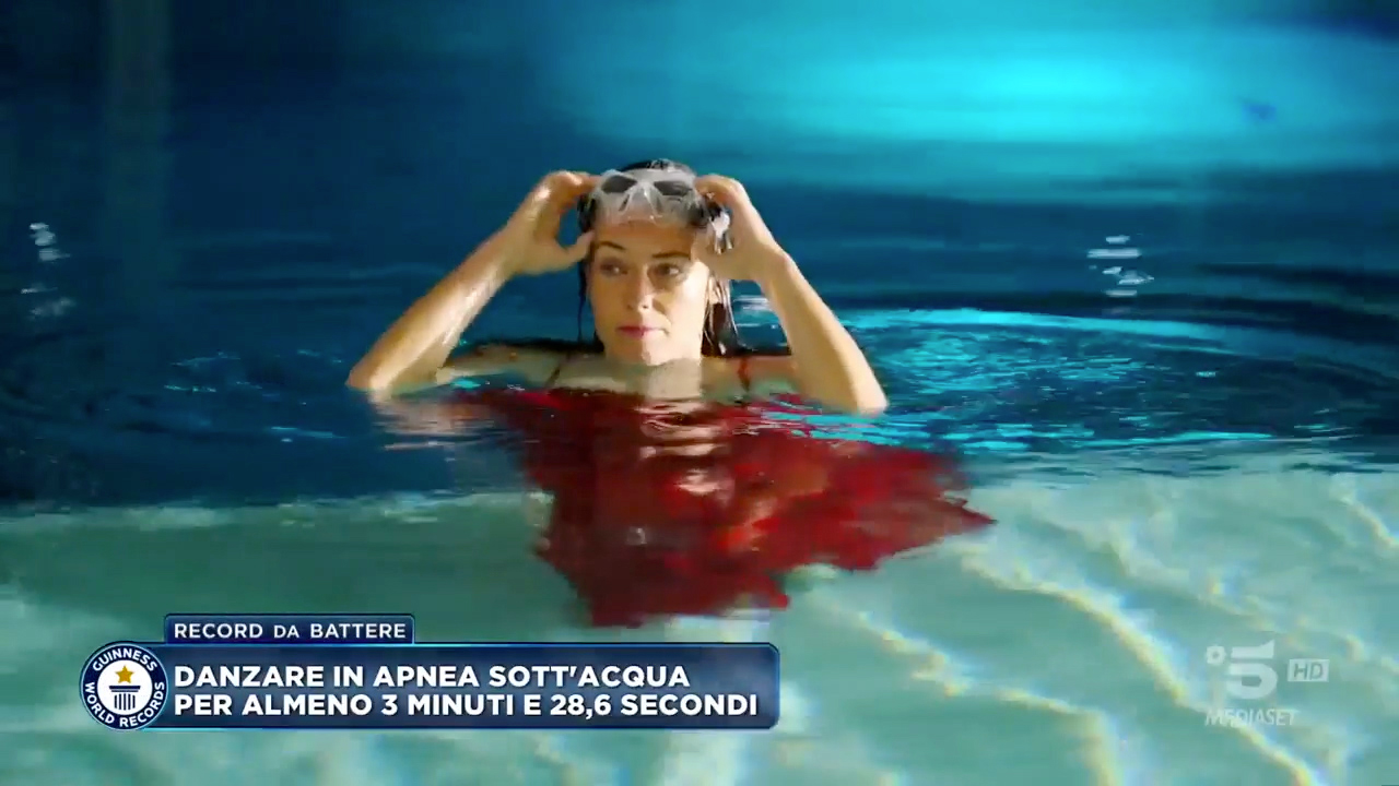 Y-40 2024.02.25 Canale 5 Lo Show dei Record Marina Kazankova danza 4 minuti a -10 metri (3)