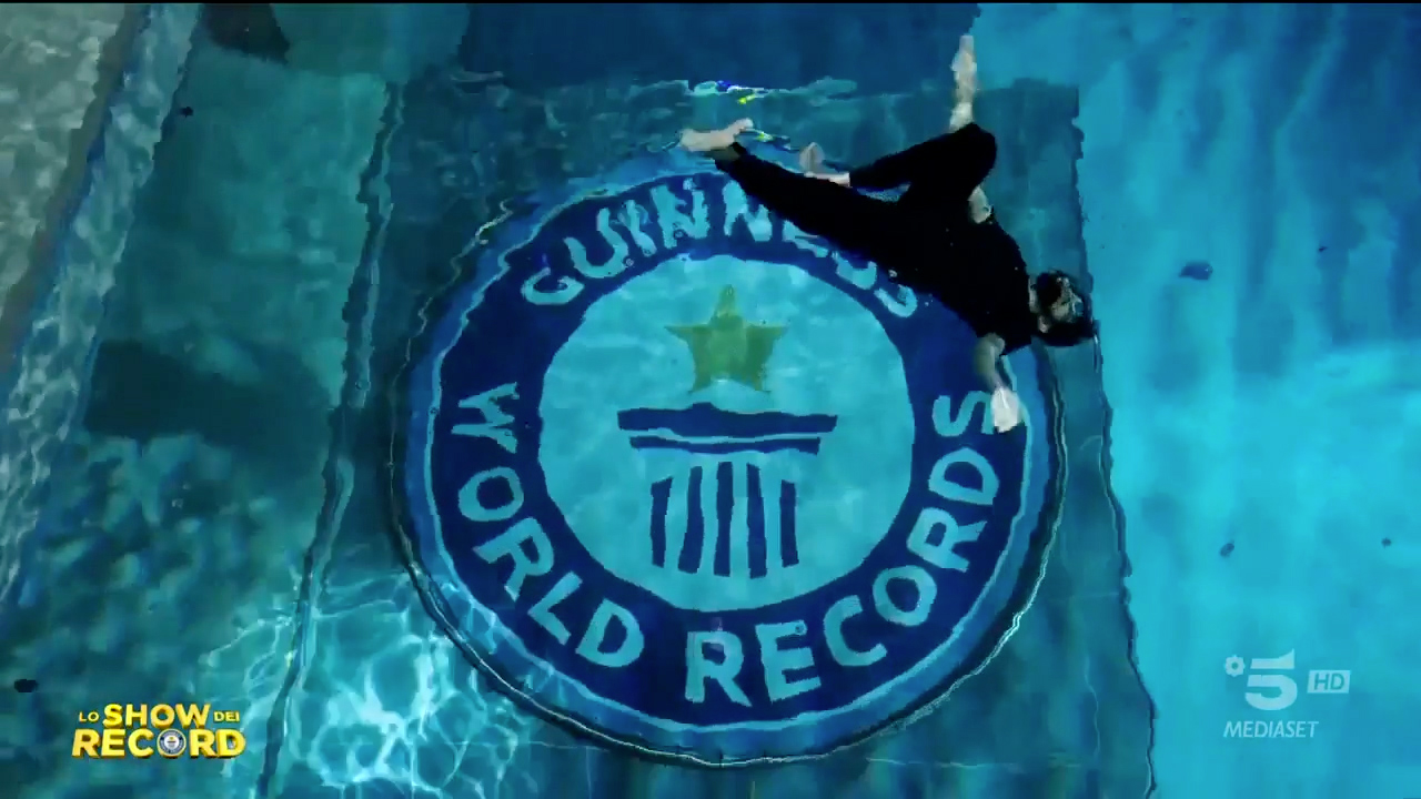 Y-40 2024.04.07 Canale 5 Lo Show dei Record HYDROMAN ESEGUE ALMENO 24 PASSI CON GIRI 360° IN APNEA​ (10)