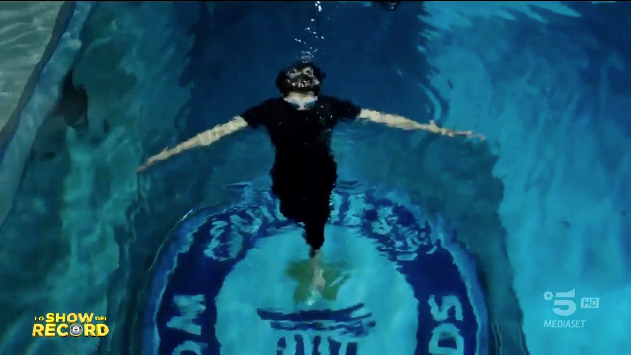 Y-40 2024.04.07 Canale 5 Lo Show dei Record HYDROMAN ESEGUE ALMENO 24 PASSI CON GIRI 360° IN APNEA​ (16)