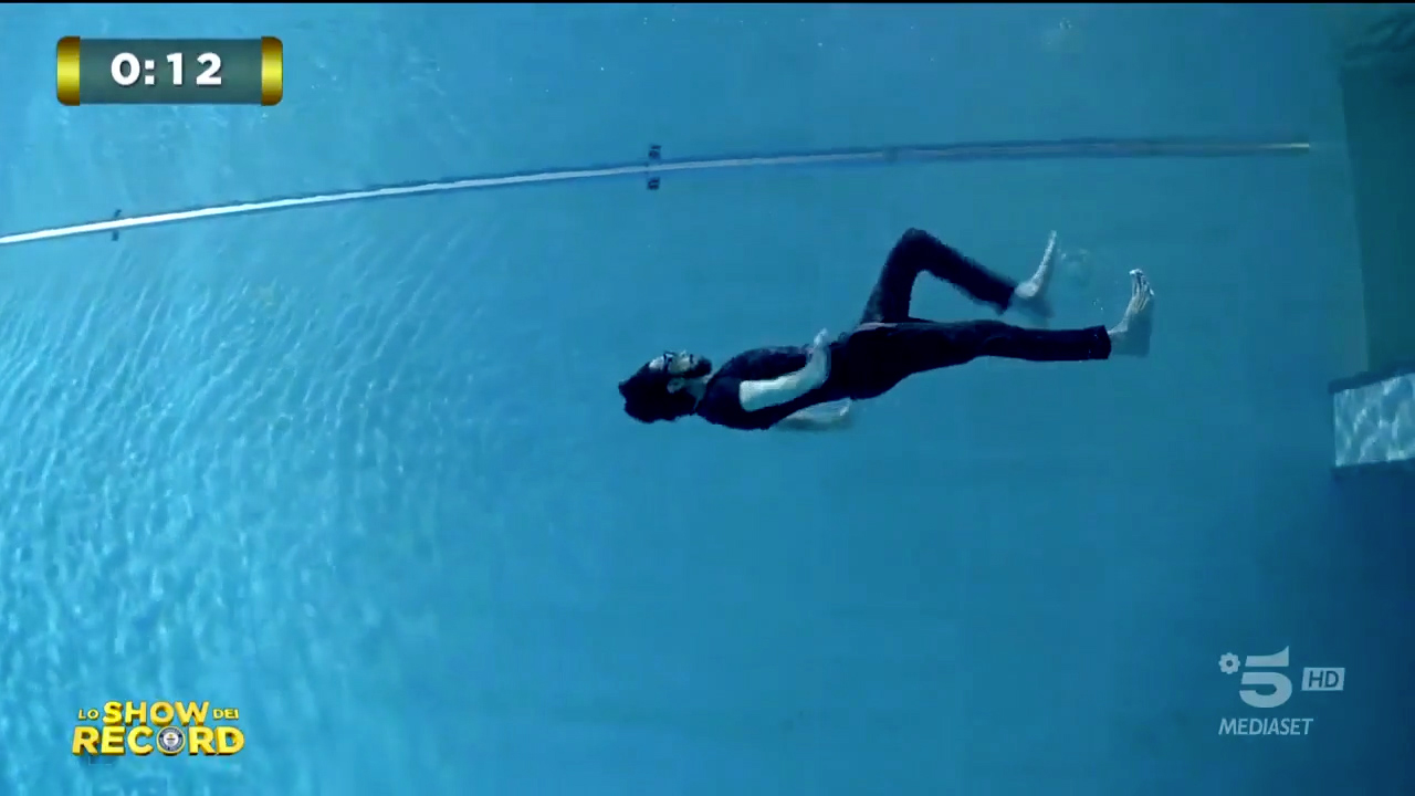 Y-40 2024.04.07 Canale 5 Lo Show dei Record HYDROMAN ESEGUE ALMENO 24 PASSI CON GIRI 360° IN APNEA​ (3)