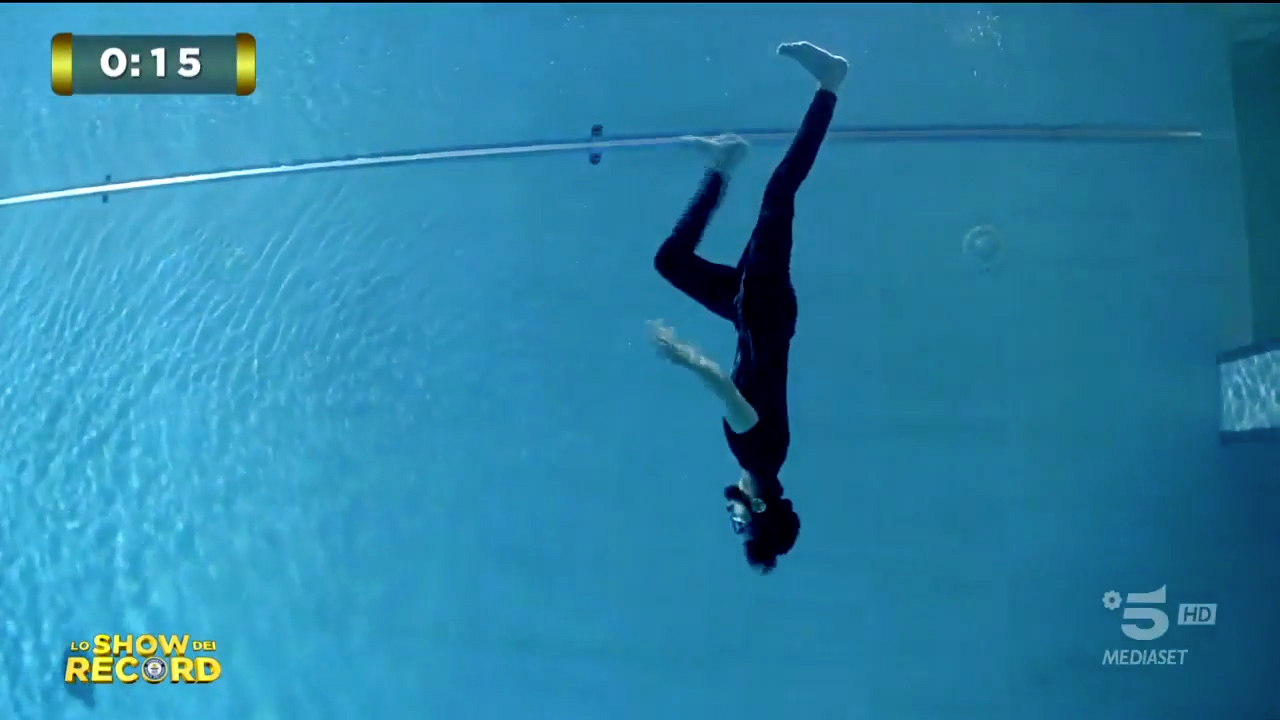 Y-40 2024.04.07 Canale 5 Lo Show dei Record HYDROMAN ESEGUE ALMENO 24 PASSI CON GIRI 360° IN APNEA​ (4)