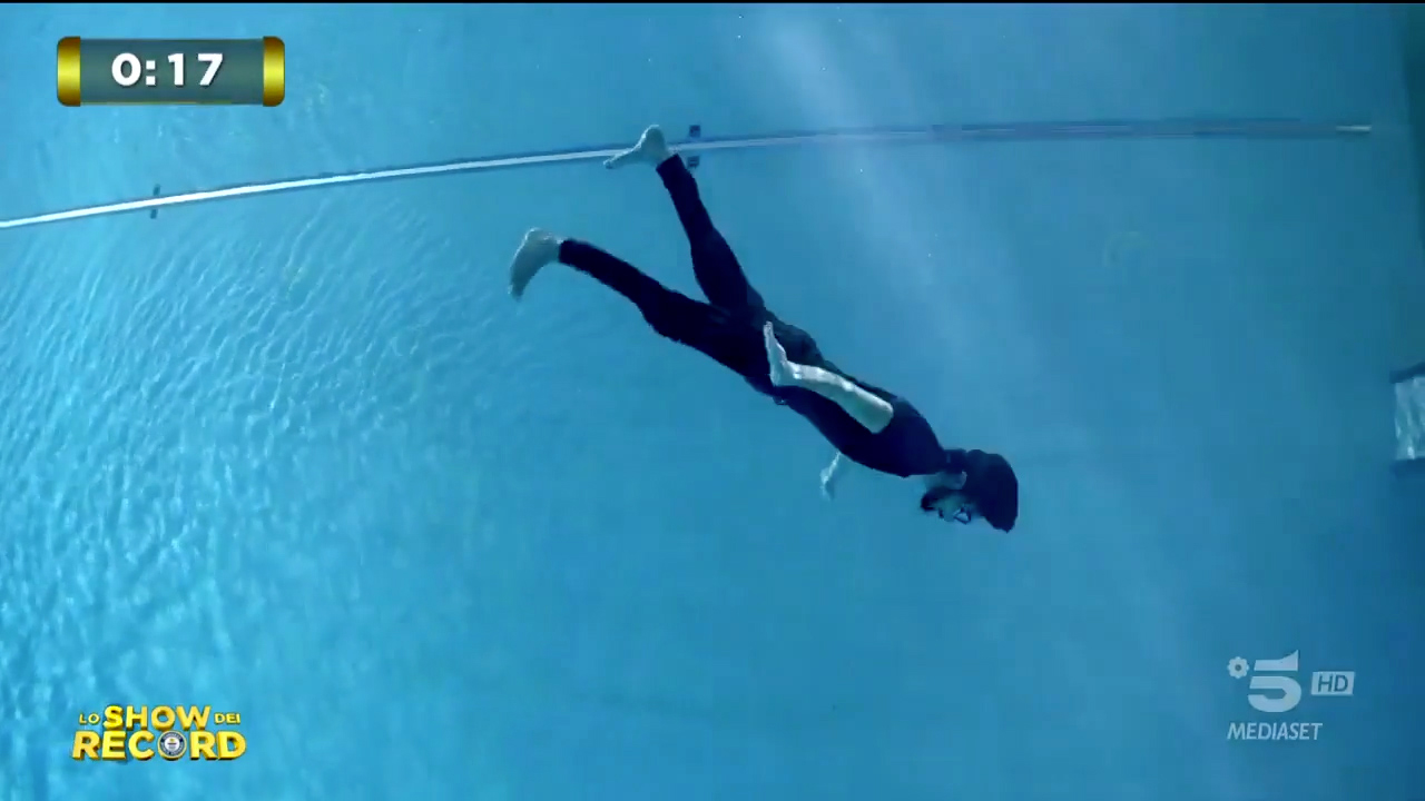 Y-40 2024.04.07 Canale 5 Lo Show dei Record HYDROMAN ESEGUE ALMENO 24 PASSI CON GIRI 360° IN APNEA​ (5)