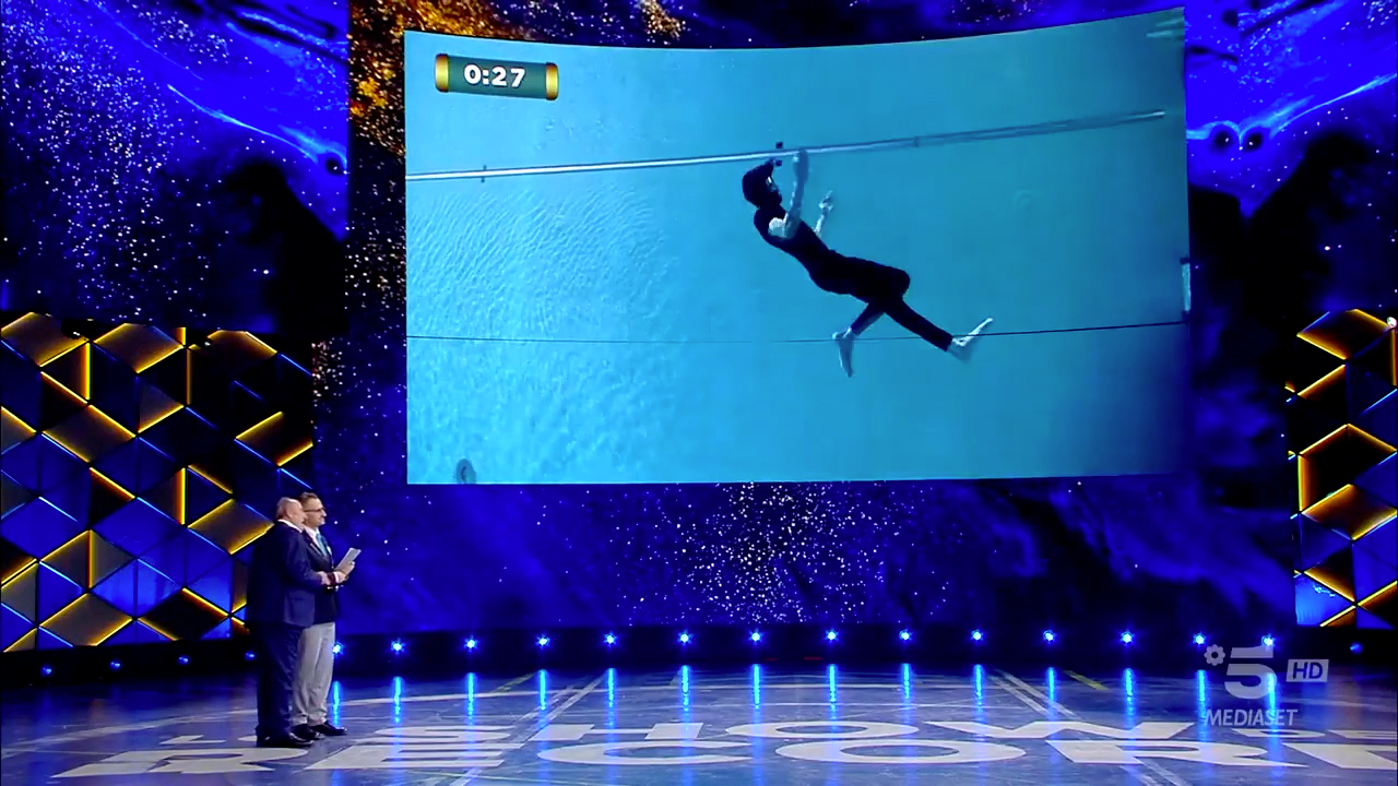 Y-40 2024.04.07 Canale 5 Lo Show dei Record HYDROMAN ESEGUE ALMENO 24 PASSI CON GIRI 360° IN APNEA​ (6)