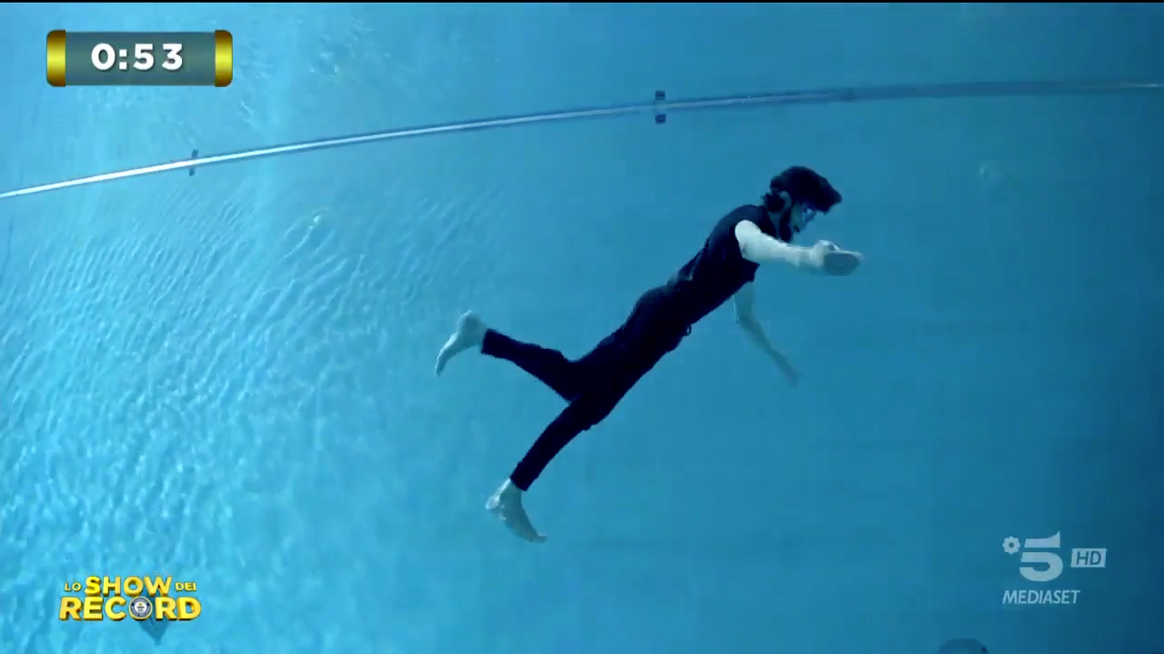 Y-40 2024.04.07 Canale 5 Lo Show dei Record HYDROMAN ESEGUE ALMENO 24 PASSI CON GIRI 360° IN APNEA​ (7)