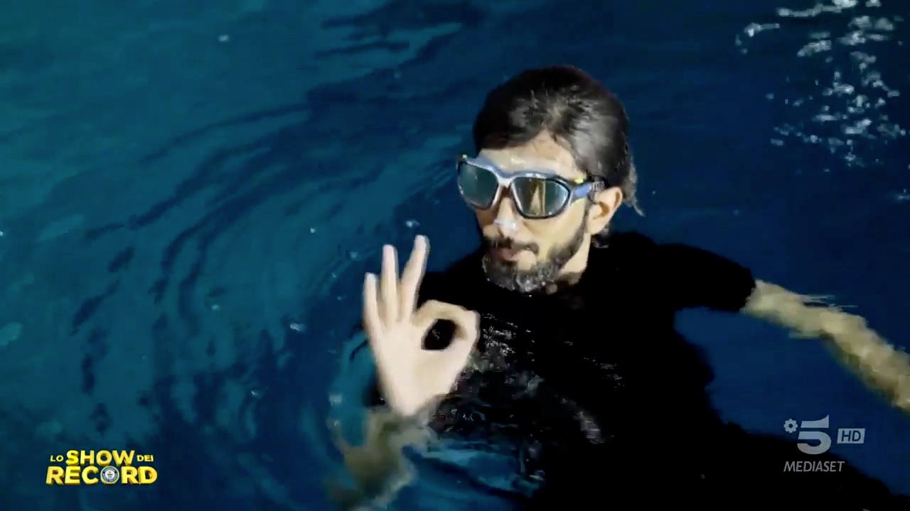 Y-40 2024.04.07 Canale 5 Lo Show dei Record HYDROMAN ESEGUE ALMENO 24 PASSI CON GIRI 360° IN APNEA​ (8)