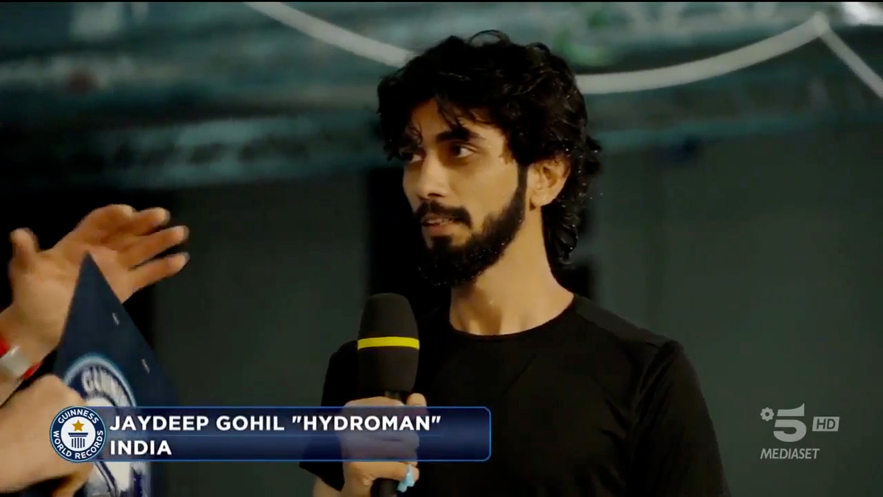 Y-40 2024.04.07 Canale 5 Lo Show dei Record HYDROMAN ESEGUE ALMENO 24 PASSI CON GIRI 360° IN APNEA​ (9)