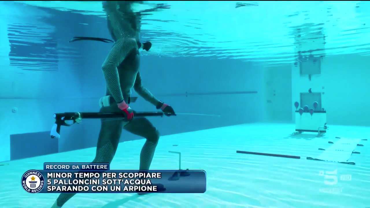 Y-40 2024.04.07 Canale 5 Lo Show dei Record Stefano Oggioni colpisce 5 bersagli in minor tempo in apnea con l'arpione (10)